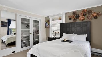 1 habitación, escritorio, tabla de planchar con plancha y cuna de viaje