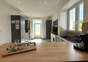 Kylskåp, mikrovågsugn och diskmaskin