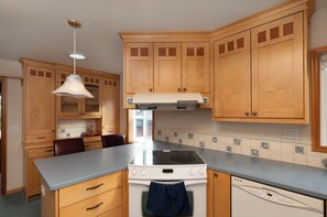 Microwave, oven, stovetop, dishwasher - Delightful beach front house with ocean view relaxing getaway for quiet guests (Seaside)