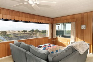 Interior - Delightful beach front house with ocean view relaxing getaway for quiet guests (Seaside)