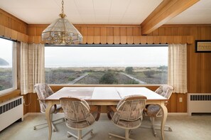 Dining - Delightful beach front house with ocean view relaxing getaway for quiet guests (Seaside)