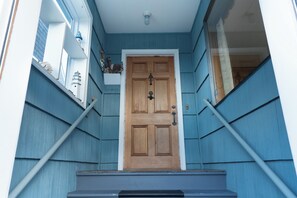 Exterior detail - Delightful beach front house with ocean view relaxing getaway for quiet guests (Seaside)