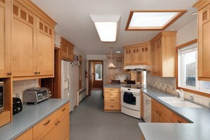 Private kitchen - Delightful beach front house with ocean view relaxing getaway for quiet guests (Seaside)