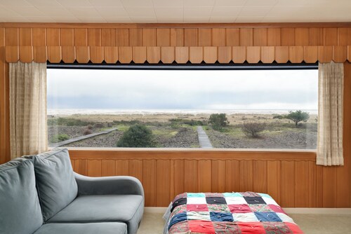 Delightful beach front house with ocean view relaxing getaway for quiet guests