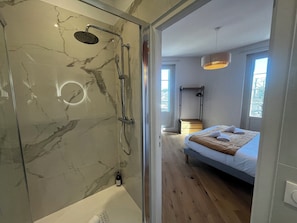 Douche, séchoir à cheveux, serviettes fournies