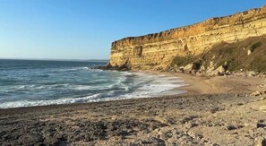A coastal beach with rocky terrain and cliffs. - Casa da Colina (Setúbal)