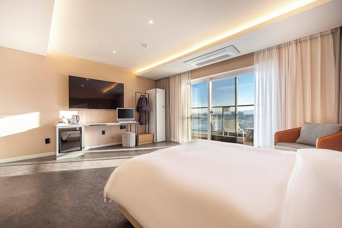 Suite, Sea View
