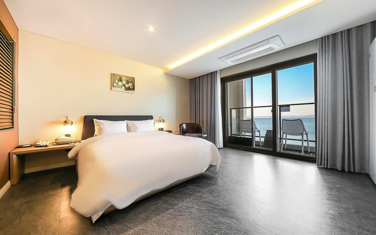 Ropa de cama de alta calidad y caja de seguridad en la habitación 