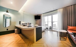 Superior Double Room, Sea View | Peralatan tempat tidur premium, peti besi dalam bilik 
