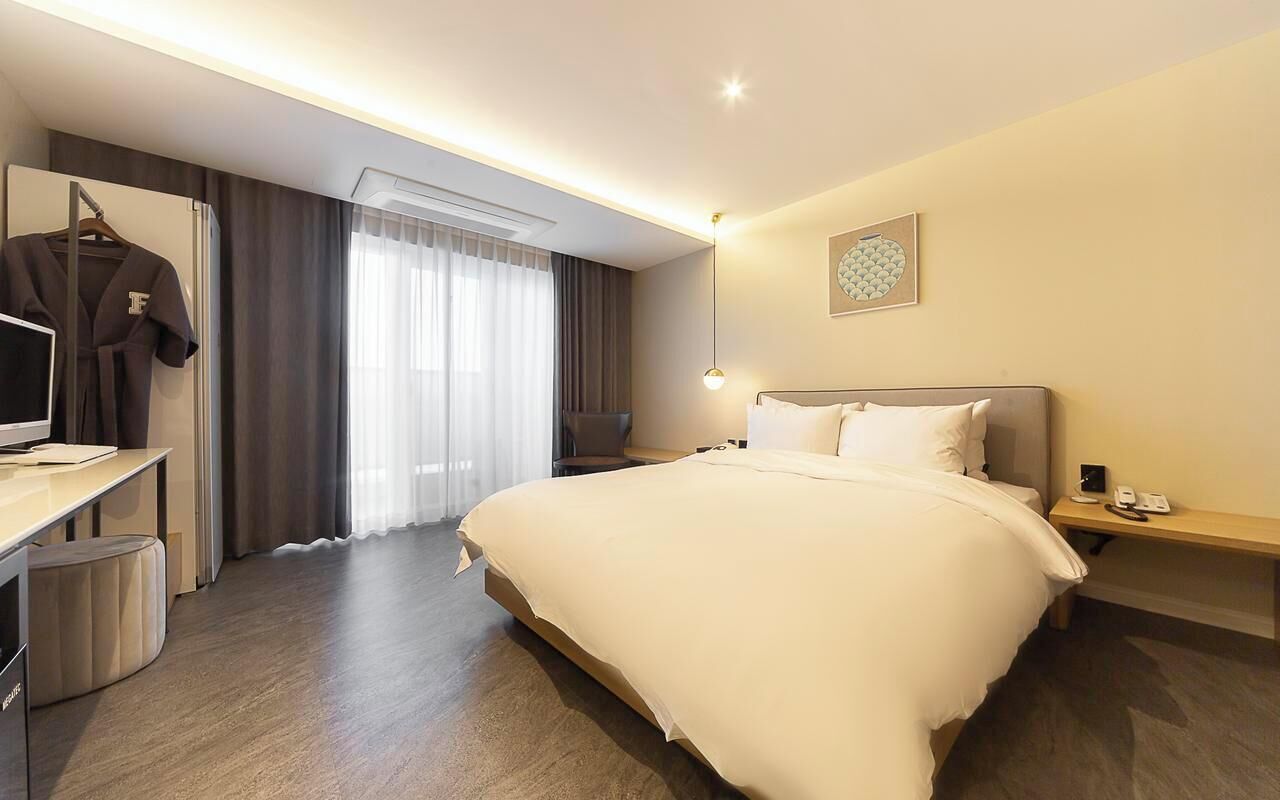 Ropa de cama de alta calidad y caja de seguridad en la habitación 