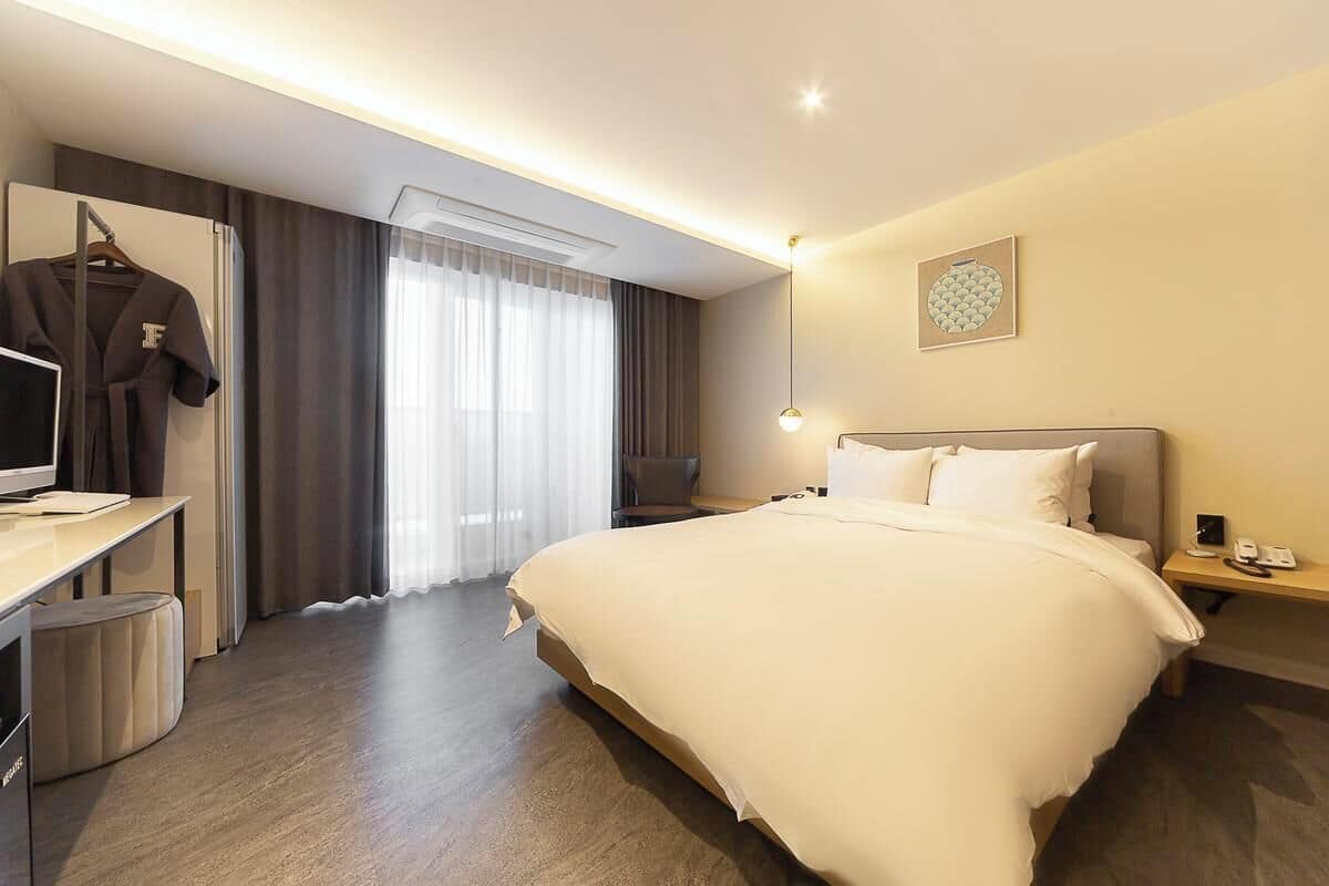 Ropa de cama de alta calidad y caja de seguridad en la habitación