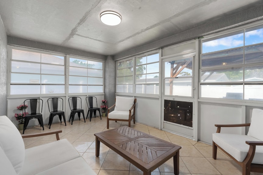 Sunny Stay Near St. Pete Beaches - Pinellas Park, FL