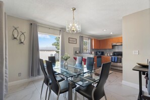 Dining - Sunny Stay Near St. Pete Beaches (Pinellas Park)