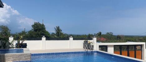 Una piscina al aire libre