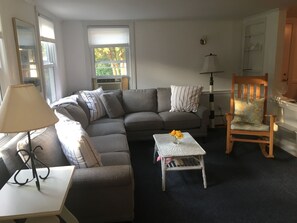 Living area - Cape Cod Beach Retreat - Quite relaxation (Bourne)