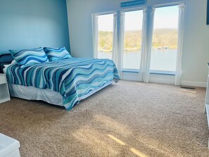 4 bedrooms, free WiFi, bed sheets - Modern Lake Front 4 Bedroom House with Private Dock (Roach)