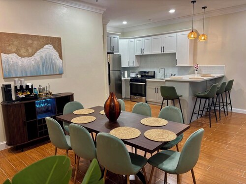 Tropical Oasis 2BR Townhouse Unit 3 Minutes from Airport & Beach