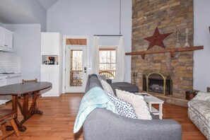 Living area - Boardwalk Bungalow | Lake Martin Retreat (Tallapoosa County)