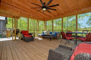 Outdoor dining - Boardwalk Bungalow | Lake Martin Retreat (Tallapoosa County)