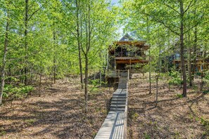 Property grounds - Boardwalk Bungalow | Lake Martin Retreat (Tallapoosa County)