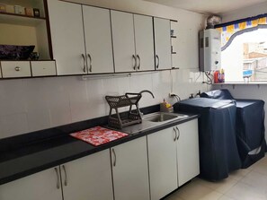 Refrigerador, microondas, horno y lavavajillas 