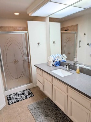 Shower, hair dryer, towels, shampoo - 3 bedroom Condo ground floor 14 minutes from strip (Las Vegas)