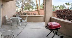 Outdoor dining - 3 bedroom Condo ground floor 14 minutes from strip (Las Vegas)