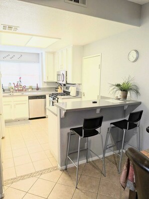 Fridge, microwave, oven, stovetop - 3 bedroom Condo ground floor 14 minutes from strip (Las Vegas)