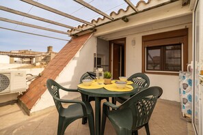Outdoor dining - Ref. CANYET : Charming House in the Heart of l’Escala with Terrace and Air Conditioning (L'Escala)
