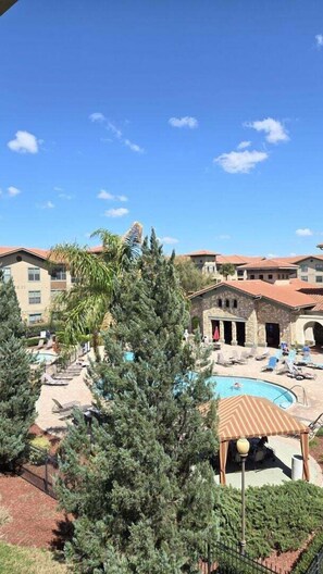 A heated pool - Disney Area Condo w/ Pool View Family-Friendly. 2 Pools, Full Kitchen, washer/dryer and more! (Davenport)