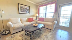 Smart TV - Disney Area Condo w/ Pool View Family-Friendly. 2 Pools, Full Kitchen, washer/dryer and more! (Davenport)