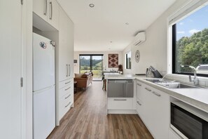 Private kitchen - Cosy Tauranga River Cottage with Rural Outlook (Tauranga)