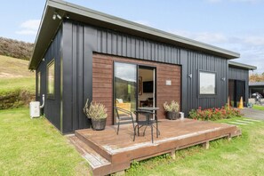 Outdoor dining - Cosy Tauranga River Cottage with Rural Outlook (Tauranga)