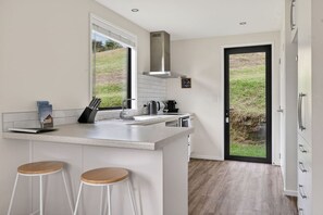 Fridge, microwave, oven, stovetop - Cosy Tauranga River Cottage with Rural Outlook (Tauranga)