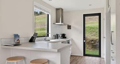 Cosy Tauranga River Cottage with Rural Outlook