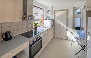 Køleskab, kogeplade, opvaskemaskine, kaffe-/temaskine