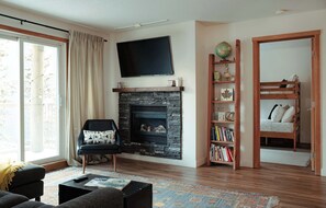 2 bedrooms, iron/ironing board, travel cot, WiFi - Black Timber- 2 Bedroom Condo (Canmore)