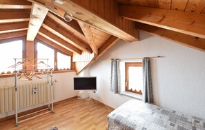 2 bedrooms, iron/ironing board, travel cot, free WiFi