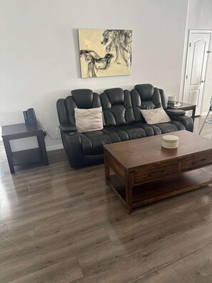 Smart TV - Spacious 4-bedroom house in awesome Davenport with AC (Davenport)
