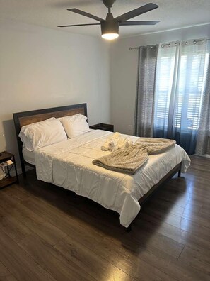 4 bedrooms, iron/ironing board, WiFi, bed sheets - Spacious 4-bedroom house in awesome Davenport with AC (Davenport)