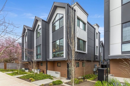 Exterior. City Retreat Close to Lightrail | 2BR