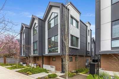 City Retreat Close to Lightrail | 2BR