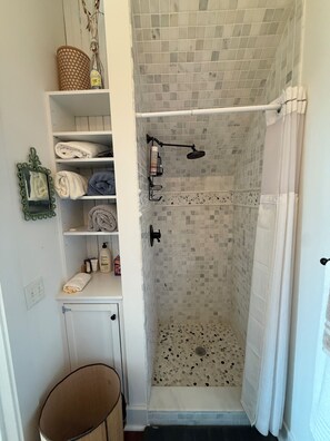 Shower, hair dryer, towels, soap - Spacious Carriage House in Montclair -accessible to MetLife Stadium &NYC (Montclair)