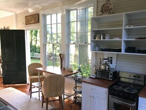 Private kitchen - Spacious Carriage House in Montclair -accessible to MetLife Stadium &NYC (Montclair)