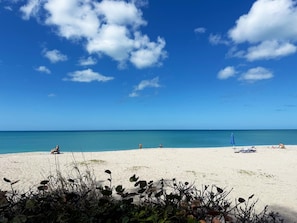 På stranden