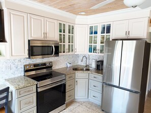 Fridge, microwave, oven, stovetop - King 1BR – Venice Villas on Golden Beach Sleeps 4 (Venice)