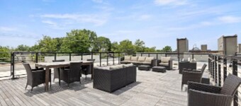 Downtown Access + Free Parking | Sleeps 3| Rooftop