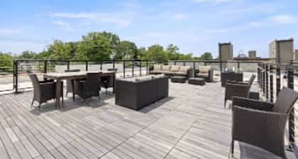 Downtown Access + Free Parking | Sleeps 3| Rooftop