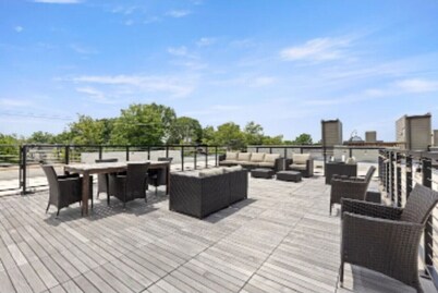 Downtown Access + Free Parking | Sleeps 3| Rooftop