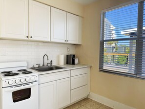 Fridge, microwave, oven, stovetop - Venice Villas King 1BR – Corner Unit (Venice)